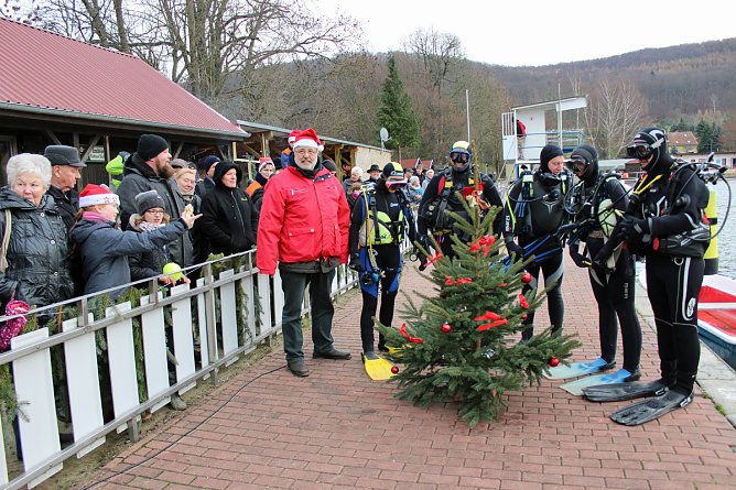 Weihnachtstauchen am Bebraer Teich (Foto: Karl-Heinz Herrmann)