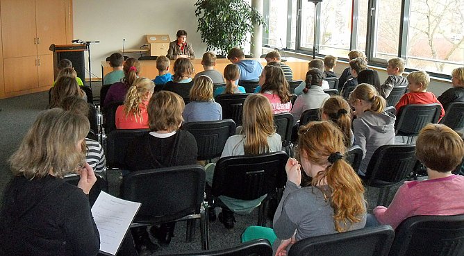 Viertkl&auml;ssler zu Besuch im Landtag in Erfurt (Foto: Wahlkreisb&uuml;ro Gudrun Holbe)