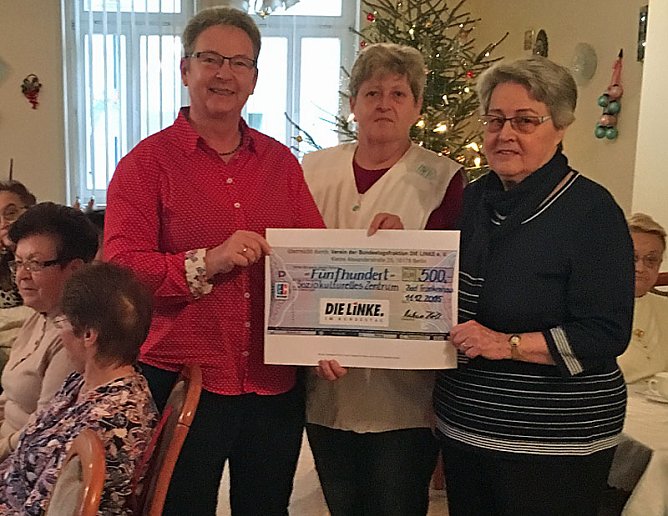 "Weihnachtsfrau" kam mit 500 Euro (Foto: Wahlkreisbüro Kersten Steinke) "Weihnachtsfrau" kam mit 500 Euro (Foto: Wahlkreisbüro Kersten Steinke)