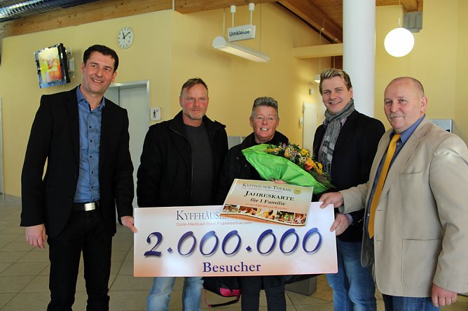 2 Millionste Besucher in der Kyffhäuser-Therme begrüßt! (Foto: Karl-Heinz Herrmann) 2 Millionste Besucher in der Kyffhäuser-Therme begrüßt! (Foto: Karl-Heinz Herrmann)