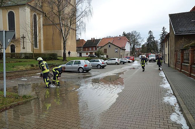 Rohrleitung in Greu&szlig;en geplatzt (Foto: FFW Greu&szlig;en)