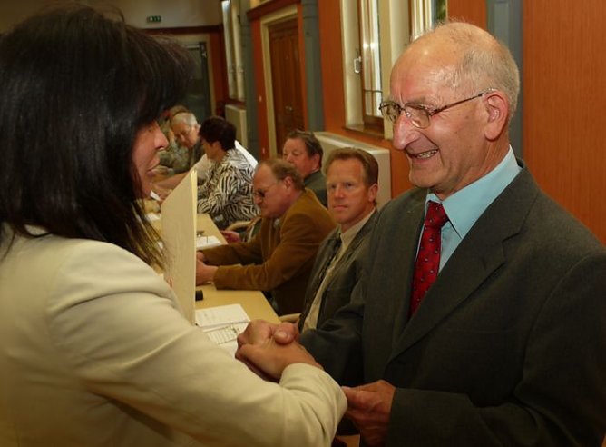 Ehrengabe überreicht (Foto: kn) Ehrengabe überreicht (Foto: kn)