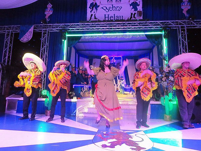 Narrenvolk feiert in Bebra (Foto: Karnevalslverein Blau-Weiss)