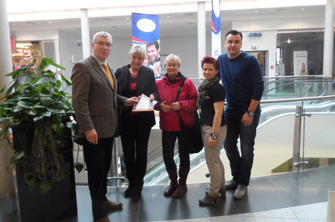 Übergabe eines Schecks (Foto: Galerie am Schlossberg) Übergabe eines Schecks (Foto: Galerie am Schlossberg)