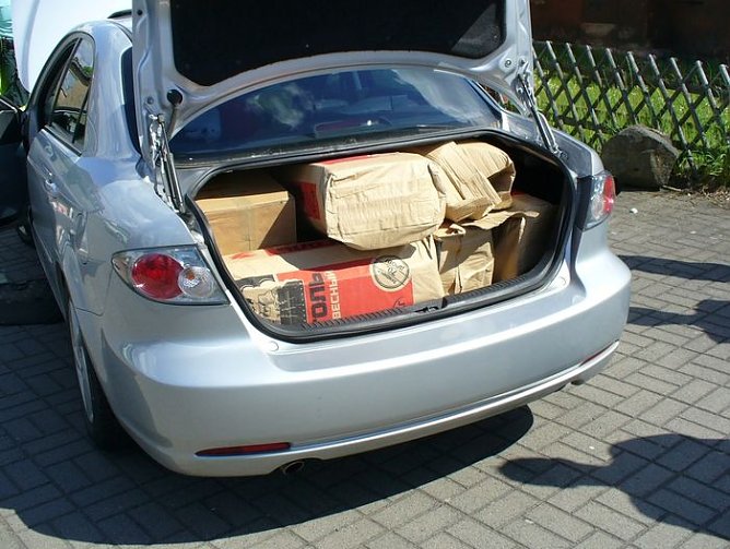 Eckige Holzkohle (Foto: Zoll)