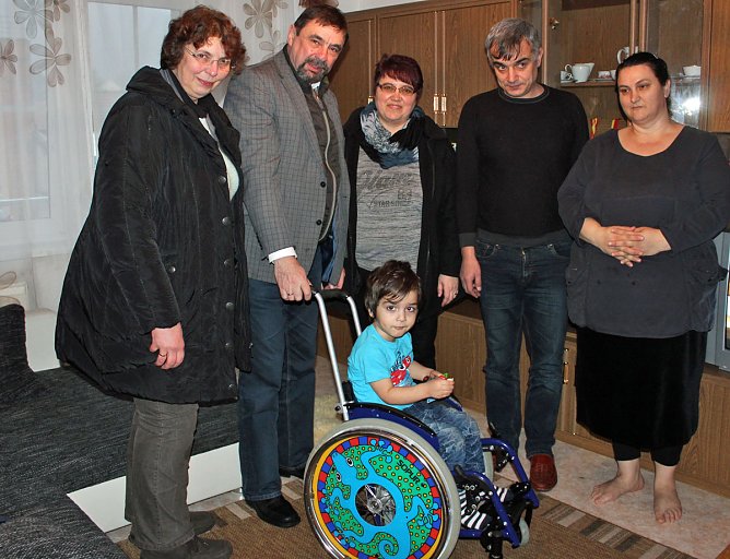 Kirchgemeinde übergibt Rollstuhl (Foto: Karl-Heinz Herrmann) Kirchgemeinde übergibt Rollstuhl (Foto: Karl-Heinz Herrmann)