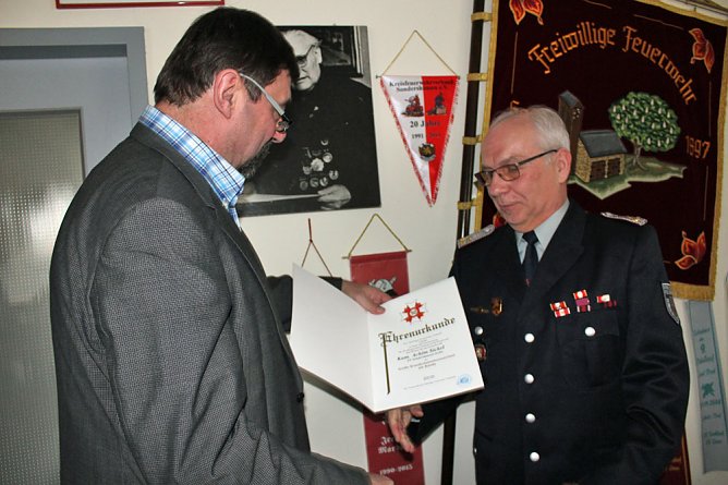 Bemerkenswerte Vereinsarbeit bei der FFW (Foto: Karl-Heinz Herrmann) Bemerkenswerte Vereinsarbeit bei der FFW (Foto: Karl-Heinz Herrmann)