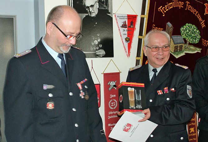 Bemerkenswerte Vereinsarbeit bei der FFW (Foto: Karl-Heinz Herrmann) Bemerkenswerte Vereinsarbeit bei der FFW (Foto: Karl-Heinz Herrmann)