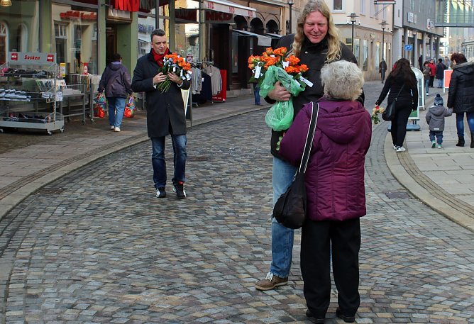 Blumengr&uuml;&szlig;e von den Parteien (Foto: Karl-Heinz Herrmann)