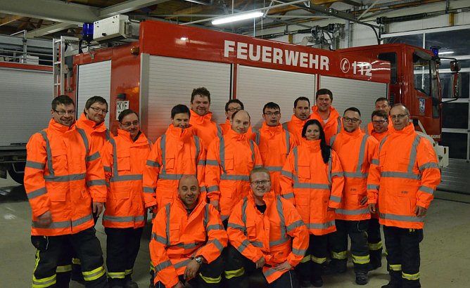 Regenjacken als Spende bekommen (Foto: Andreas Hocke)