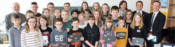 Digitale Welt im Klassenzimmer (Foto: Karl-Heinz Herrmann) Digitale Welt im Klassenzimmer (Foto: Karl-Heinz Herrmann)