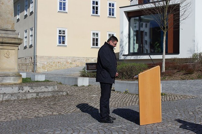 Stilles Gedenken (Foto: Karl-Heinz Herrmann) Stilles Gedenken (Foto: Karl-Heinz Herrmann)