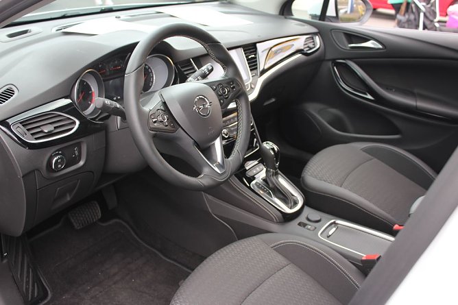 Premiere: Opel Astra Sports Tourer in Sondershausen (Foto: Karl-Heinz Herrmann)