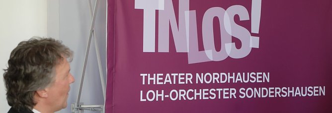 Klajner und das neue Logo (Foto: nnz)