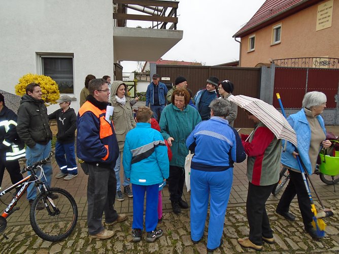 Trotz Regens Rekordbeteiligung beim 2. Etzlebener Fr&uuml;hjahresputz (Foto: Peter Ke&szlig;ler)