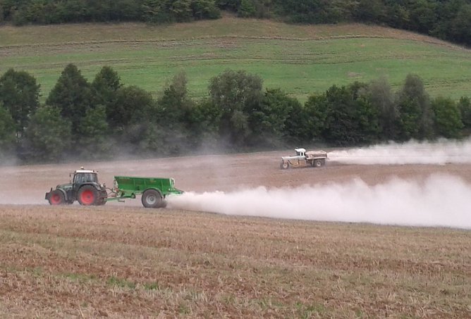 Immer drauf auf den Acker (Foto: Bodo Schwarzberg)