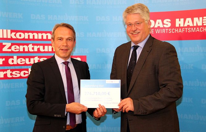 Georg Maier, Staatssekret&auml;r im Th&uuml;ringer Ministerium f&uuml;r Wirtschaft, Wissenschaft und Digitale Gesellschaft &uuml;bergibt Thomas Malcherek, Hauptgesch&auml;ftsf&uuml;hrer der Handwerkskammer Erfurt den Zuwendungsbescheid f&uuml;r die Studie Auswirkungen der Digitalisierung im Handwerk (v.li.) (Foto: Duwe, HWK)