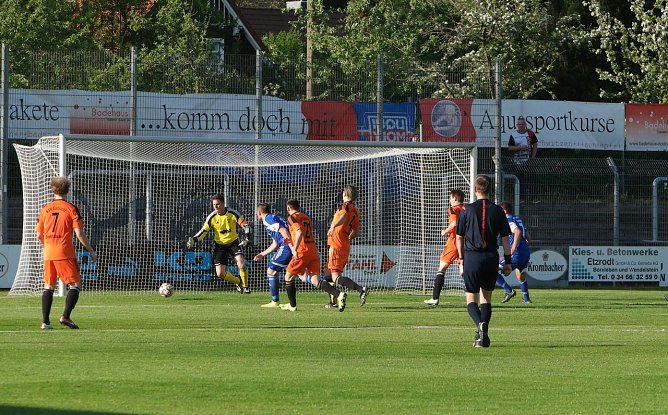 Einer der wenigen B&auml;lle, die in Richtung Eintrachttor kamen (Foto: nnz)