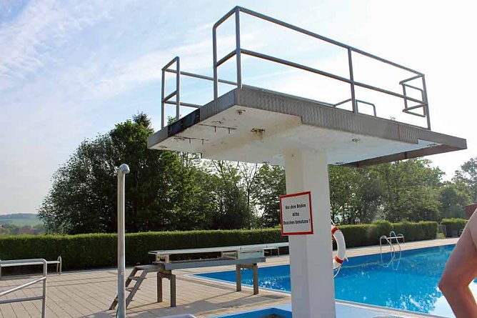 Nach Reparatur Freibadsaison gestartet (Foto: Karl-Heinz Herrmann)