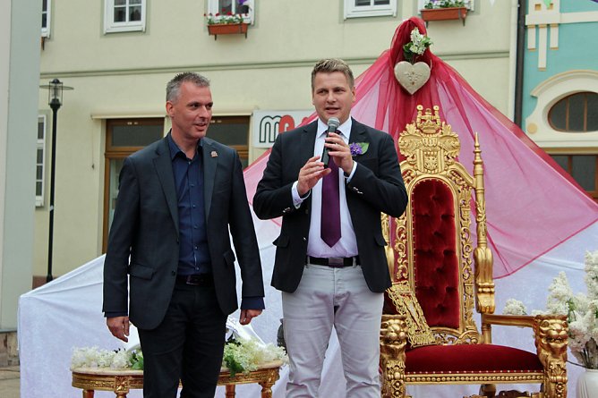 24. Fliederfest eröffnet (Foto: Karl-Heinz Herrmann) 24. Fliederfest eröffnet (Foto: Karl-Heinz Herrmann)