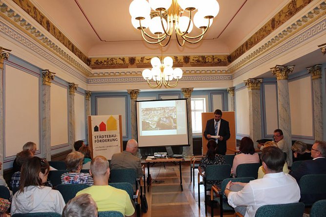 Interessante Führung durch das Rathaus Sondershausen (Foto: Karl-Heinz Herrmann) Interessante Führung durch das Rathaus Sondershausen (Foto: Karl-Heinz Herrmann)