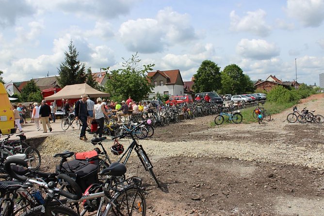 Räder und Radfahrer ohne Ende (Foto: Karl-Heinz Herrmann) Räder und Radfahrer ohne Ende (Foto: Karl-Heinz Herrmann)