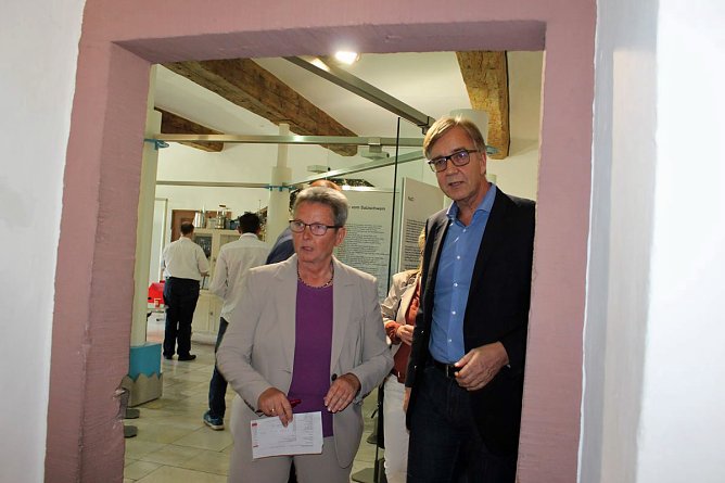 Die teuersten Flüchtlinge sind die Steuerflüchlinge (Foto: Karl-Heinz Herrmann) Die teuersten Flüchtlinge sind die Steuerflüchlinge (Foto: Karl-Heinz Herrmann)