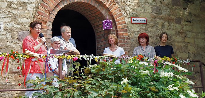 Zertifikate an neue Natur- und Landschaftsführer überreicht (Foto: Hohe Schrecke) Zertifikate an neue Natur- und Landschaftsführer überreicht (Foto: Hohe Schrecke)
