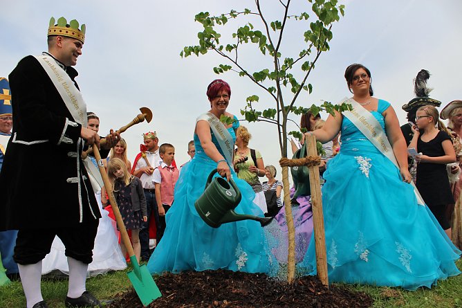 Laubkönig gekrönt - Geheimnis der Hofdamen gelüftet! (Foto: Karl-Heinz Herrmann) Laubkönig gekrönt - Geheimnis der Hofdamen gelüftet! (Foto: Karl-Heinz Herrmann)