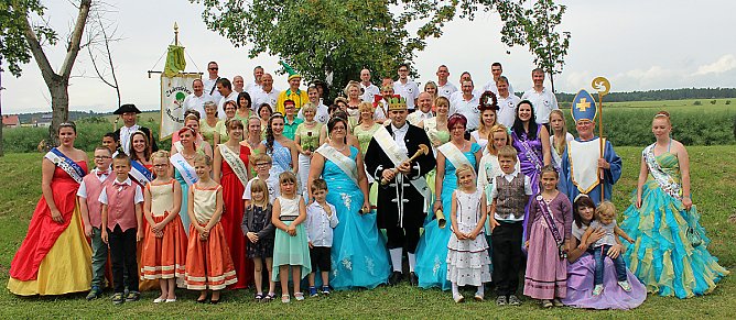 Laubkönig gekrönt - Geheimnis der Hofdamen gelüftet! (Foto: Karl-Heinz Herrmann) Laubkönig gekrönt - Geheimnis der Hofdamen gelüftet! (Foto: Karl-Heinz Herrmann)