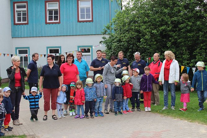 Mit der Feuerwehr zum Jubiläum (Foto: Karl-Heinz Herrmann) Mit der Feuerwehr zum Jubiläum (Foto: Karl-Heinz Herrmann)