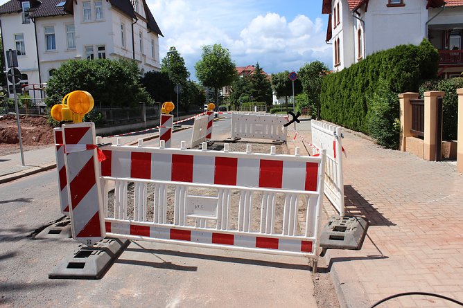 Gespr&auml;chsrunde und geplatzte Rohrleitung (Foto: Karl-Heinz Herrmann)