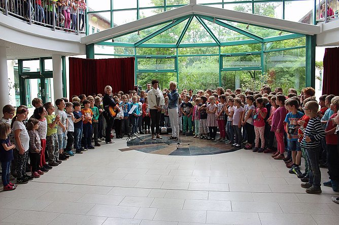 Schulen feierten gemeinsam (Foto: Karl-Heinz Herrmann) Schulen feierten gemeinsam (Foto: Karl-Heinz Herrmann)