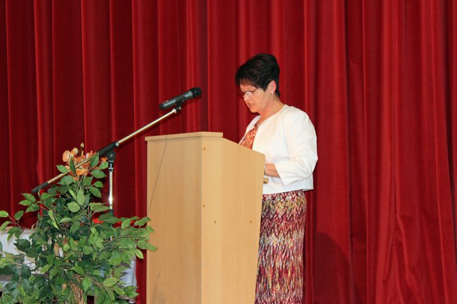 Zeugnisse übergeben (Foto: Karl-Heinz Herrmann) Zeugnisse übergeben (Foto: Karl-Heinz Herrmann)