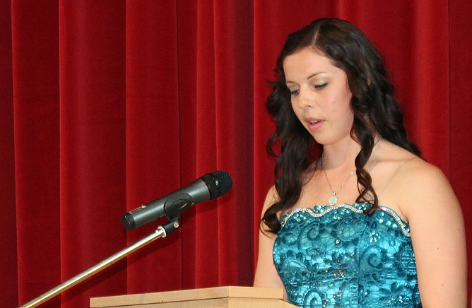 Zeugnisse übergeben (Foto: Karl-Heinz Herrmann) Zeugnisse übergeben (Foto: Karl-Heinz Herrmann)