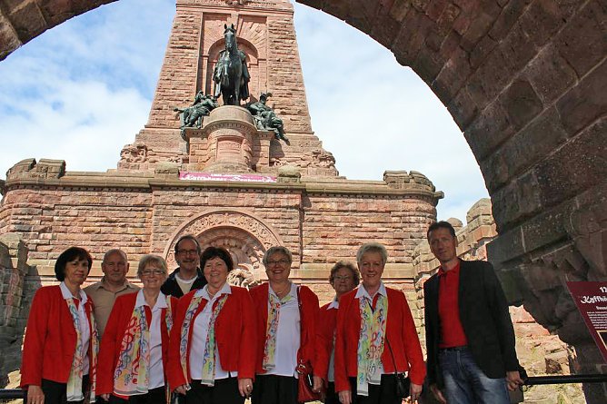 Klingender Wanderweg übergeben (Foto: Karl-Heinz Herrmann) Klingender Wanderweg übergeben (Foto: Karl-Heinz Herrmann)