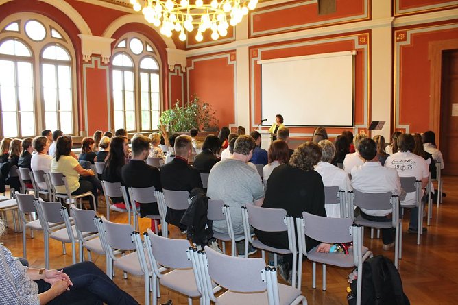 Feierlich Zeugnisse erhalten    (Foto: Karl-Heinz Herrmann)