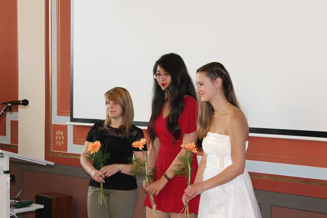 Feierlich Zeugnisse erhalten    (Foto: Karl-Heinz Herrmann)