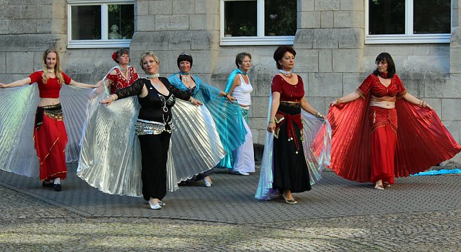 Farbenfrohes Sommerfest der VHS (Foto: Karl-Heinz Herrmann)