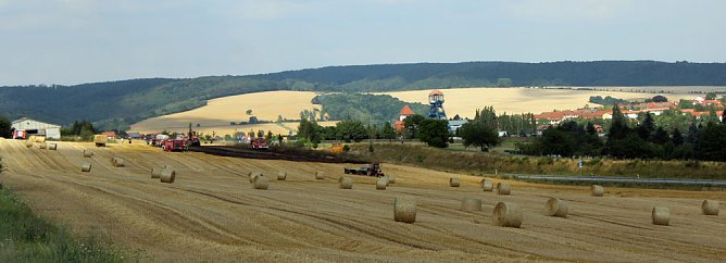 In Sondershausen ist an der Bundesstra&szlig;e 4 (Ortsumfahrung) ein abgeerntetes Getreidefeld in Flammen aufgegangen� (Foto: Karl-Heinz Herrmann)