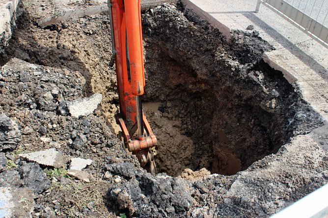Wasserrohrbruch am Franzberg (Update) (Foto: Karl-Heinz Herrmann) Wasserrohrbruch am Franzberg (Update) (Foto: Karl-Heinz Herrmann)