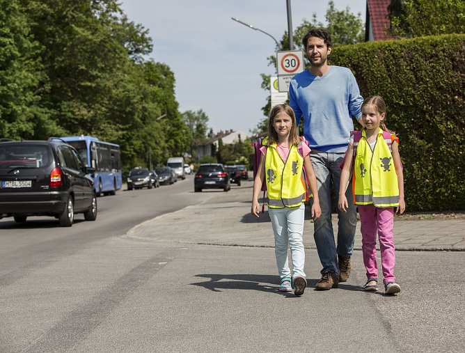Vorbildrolle der Eltern: Kinder ahmen falsches Verhalten schnell nach (Foto: ADAC)