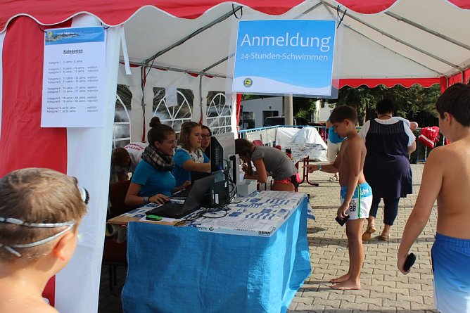 24-Stundenschwimmen gestartet (Foto: Karl-Heinz Herrmann)