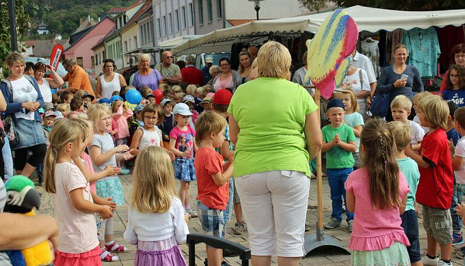 Zum Weltfriedenstag gesungen und getanzt (Foto: Karl-Heinz Herrmann)