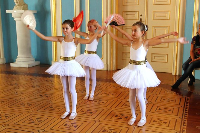 T&auml;nzerinnen bereichern Denkmalstag. (Foto: G&uuml;nter Herting)