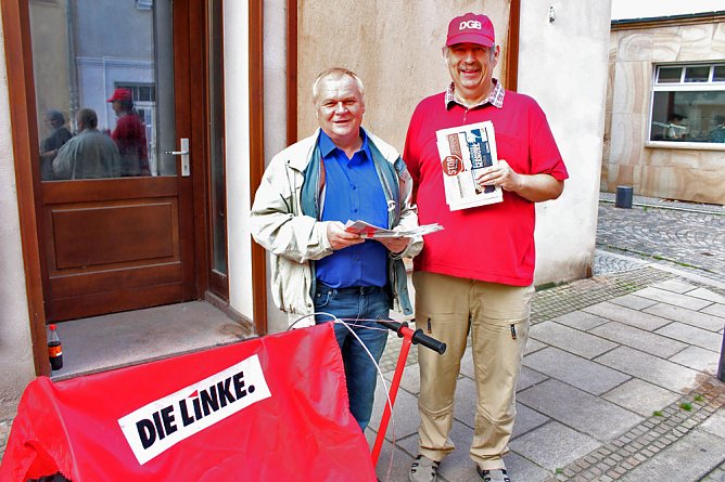 Zum Weltfriedenstag informiert (Foto: Karl-Heinz Herrmann)
