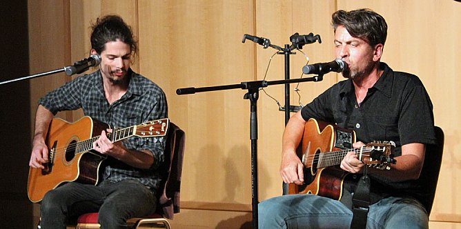 Satte Gitarrenklänge im Marstall (Foto: Karl-Heinz Herrmann) Satte Gitarrenklänge im Marstall (Foto: Karl-Heinz Herrmann)