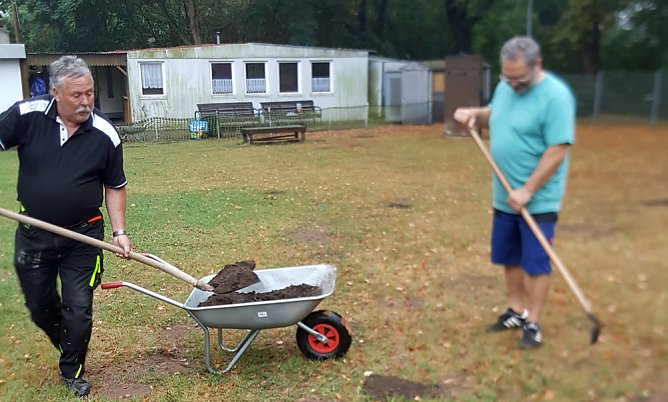Arbeitseinsatz auf dem Hundeplatz an der Trift (Foto: Privat) Arbeitseinsatz auf dem Hundeplatz an der Trift (Foto: Privat)