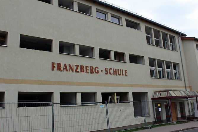 Abriss Franzbergschule Sondershausen (Foto: Karl-Heinz Herrmann) Abriss Franzbergschule Sondershausen (Foto: Karl-Heinz Herrmann)