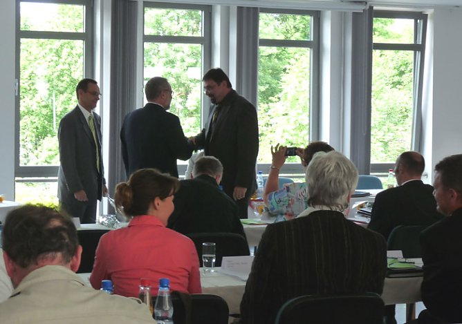 Verpflichtung per Handschlag (Foto: Karl-Heinz Herrmann)